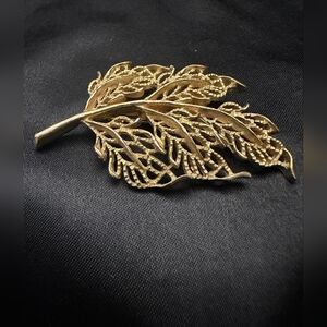Vintage Gerry's Fillagree Leaf Signed Pin Brooch Gold Toned Elegant Open Work